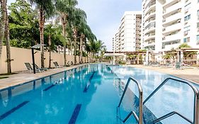 2 qrts c suíte, ar condicionado, piscina infantil e adulto, parquinho, estacionamento privativo, portaria 24hrs, self checkin, indicado pra família c crianças, casais e hóspedes a trabalho