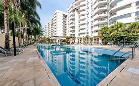 2 qrts c suíte, ar condicionado, piscina infantil e adulto, parquinho, estacionamento privativo, portaria 24hrs, self checkin, indicado pra família c crianças, casais e hóspedes a trabalho